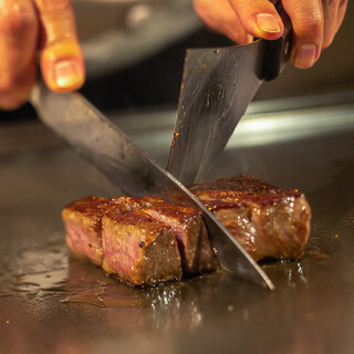 Counter seating where you can enjoy the cooking process right in front of your eyes