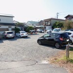 平塚漁港の食堂 - 駐車場は少し離れていますが、かなり広いです。