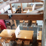 平塚漁港の食堂 - ２階入口（134号線側）から見えるテーブル席