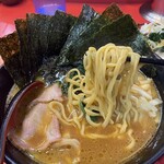 家系総本山 ラーメン 吉村家 - 中盛チャーシューメン+野菜畑+海苔 ¥1010+100+50
      麺は酒井製麺の中太麺！