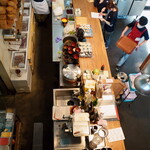 平塚漁港の食堂 - ２階入口（134号線側）から、下を望むとスタッフたちが、忙しく配膳の準備をしている様子が見えました。