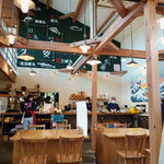 平塚漁港の食堂 - 配膳エリアで、テキパキと働くスタッフたち