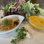 GUSTO - 前菜は冷スープ、サラダ、小料理で構成