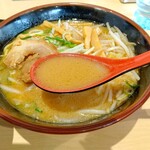 北海道らーめん 麺処うたり - 「赤味噌ラーメン」スープ