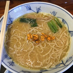 食煅 もみじ - 揚げ玉を投入。この後よく混ぜたところ、スープの味が引き締まりました。