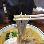 食煅 もみじ - 麺は、中華そばなどと同じストレート細麺。今回は、スープに負けていました。