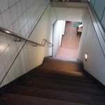 Shikoku Teuchi Udon Sanukiji - この階段下りて行きます。