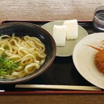 手打ちうどん 彦江 - かけうどん(中 2玉)、おにぎり、メンチカツ