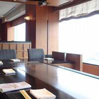 鉄板焼 やまなみ - とっても開放感のある、明るく清潔なお店です♬