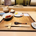 日本橋 蕎ノ字 - ◎天つゆと大根おろし、西伊豆産の塩と静岡産のレモンが置かれている。