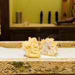 日本橋 蕎ノ字 - ☆白子（北海道）。レア気味で揚げられていて火入れ加減は文句なし。