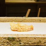 日本橋 蕎ノ字 - ◆車海老（鹿児島産）
      ☆一つ目のレアの海老は塩で頂く。絶妙な火入れ加減である。