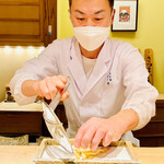 日本橋 蕎ノ字 - ◎白魚の天ぷらを器に乗せていく。いつも優しい大将。