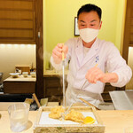 日本橋 蕎ノ字 - ◎穴子をサクッと真っ二つに割ると、ジュッと言う音が響く。