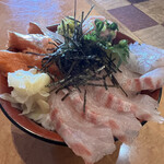 埼玉漁港 海鮮食堂 そうま水産 - 直送魚のおまかせ丼　1,280円（直送魚：白鯛）