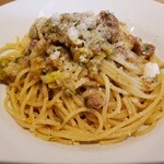 イタリア料理 エクローチェ - もち豚と芽キャベツのスパゲティ