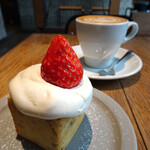 MONZ CAFE - いちごのベイクドケーキ＆フラットホワイト