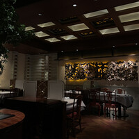 中国飯店 富麗華 - 暗い店内は良い雰囲気。