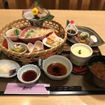 Nihon Ryouri Uotsugu - 花籠盛り御膳３５２０円。旬の籠盛り、茶碗蒸し、サーロイン陶板焼、ご飯、お味噌丼、香の物。冷めるのが早く残念でしたが、全体的には満足できる御膳です（╹◡╹）