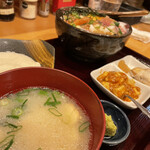 Shoku Nagomi Shudainingu Efu - おかんの海鮮丼…こっちもご飯みっちりやわぁ…。これで500円て…。量めっちゃおおない？