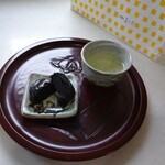 和菓子 菜の花 - 店名『菜の花』に あわせて  母から ゆずり受けた 菜の花の お皿とお茶碗で ・・・