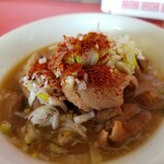 シンユウらーめん - たっぷりのもつ