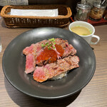 ステーキ&グリル ロマン亭 - にくら丼(肉増し1.5倍)