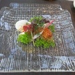 エビのかんずりソース掛けと角切り旬野菜のサラダ　ニルギリのレモンティーソースと共に