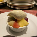 キャトルラパン - バニラビーンズてんこ盛りのバニラアイスとフレッシュフルーツ