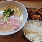 菜月 - 濃厚純鶏塩らーめん 800円、唐揚げセット 300円