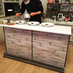 スープとカレー ボンジョルネ - シェフが客の前で最後の仕上げを  ライヴ感がより特別感を演出