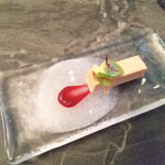 スープとカレー ボンジョルネ - ●Amuse
      ビーツのチーズケーキ
      ローストアーモンドをのせて