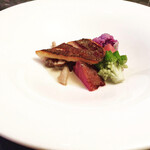 スープとカレー ボンジョルネ - ●魚のメイン
      クロムツのポアレ キノコのクリームソース
      紫カリフラワー ロマネスコ ノーザンルビー（ピンクジャガイモ）