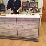 スープとカレー ボンジョルネ - シェフが客の前で最後の仕上げを  ライヴ感がより特別感を演出