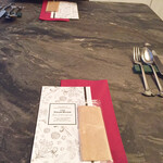 スープとカレー ボンジョルネ - シェフズテーブル  シックで高級感あり。脚が非常に高い。