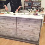 スープとカレー ボンジョルネ - シェフが客の前で最後の仕上げを  ライヴ感がより特別感を演出