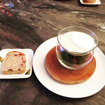 スープとカレー ボンジョルネ - ●スープ
      カリフラワーのポタージュスープ
      クルミとドライフルーツのパン