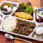 器にもこだわり、雰囲気抜群！元海上自衛隊シェフが手がける『海軍カレー』