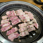 ヨプの王豚塩焼 熟成肉専門店 - 右:熟成サムギョプサル　左:熟成肩ロース