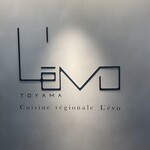 レヴォ - 看板
