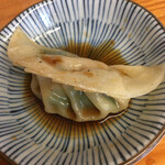 餃子屋 はやみ - しそは皮から色が分かるくらい