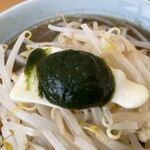 ラーメン もっけだの - 『スパイシーグリーンカレーラーメンニンニクヤサイマシ』のグリーンカレールー、バター
