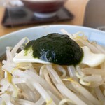 ラーメン もっけだの - 『スパイシーグリーンカレールーラーメンニンニクヤサイマシ』のグリーンカレー、バター