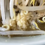 ラーメン もっけだの - 『スパイシーグリーンカレーラーメンニンニクヤサイマシマシ』のニンニク