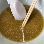 ラーメン もっけだの - 『スパイシーグリーンカレーラーメンニンニクヤサイマシマシ』のスープ+グリーンカレールー