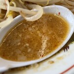 ラーメン もっけだの - 『赤唐味噌中華+食べるラー油』のスープ