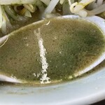 ラーメン もっけだの - 『スパイシーグリーンカレーラーメンニンニクヤサイマシマシ』のスープ+グリーンカレールー
