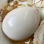 ラーメン もっけだの - 『赤唐味噌中華+食べるラー油』の味玉