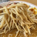 ラーメン もっけだの - 『赤唐味噌中華+食べるラー油』の麺