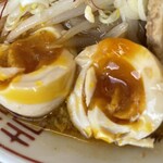 ラーメン もっけだの - 『赤唐味噌中華+食べるラー油』の味玉